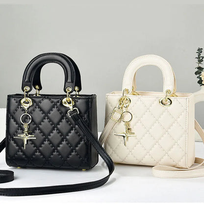 Mini bolso de hombro acolchado (bolso con cremallera y herrajes dorados, correa cruzada y detalle de dije)