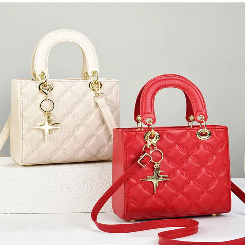 Mini bolso de hombro acolchado (bolso con cremallera y herrajes dorados, correa cruzada y detalle de dije)